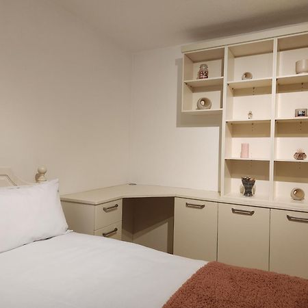 Elmdon House With 4 Spacious Bedrooms To Choose バーミンガム エクステリア 写真