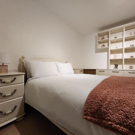 Elmdon House With 4 Spacious Bedrooms To Choose バーミンガム エクステリア 写真