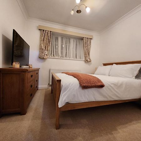 Elmdon House With 4 Spacious Bedrooms To Choose バーミンガム エクステリア 写真