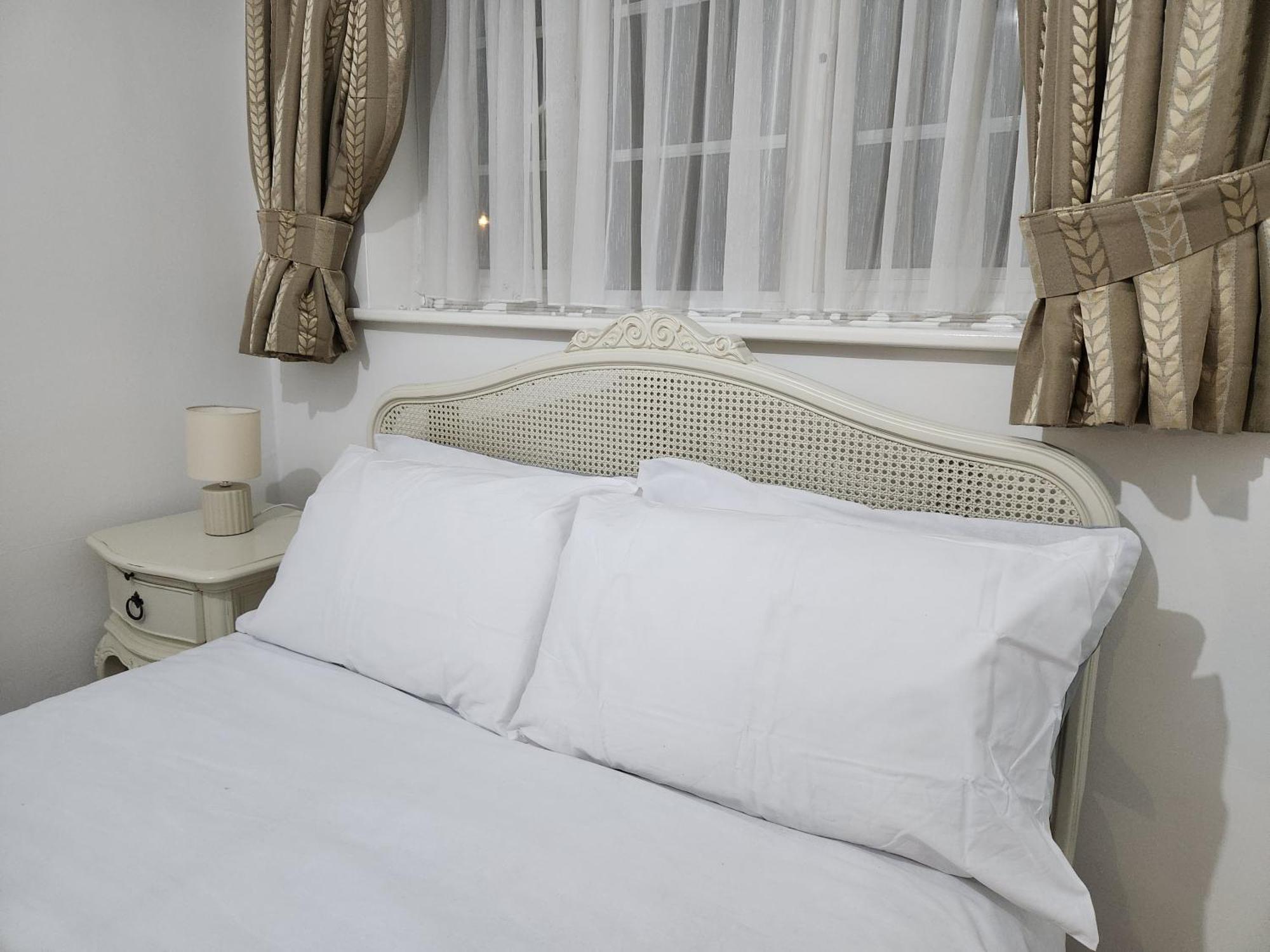 Elmdon House With 4 Spacious Bedrooms To Choose バーミンガム エクステリア 写真
