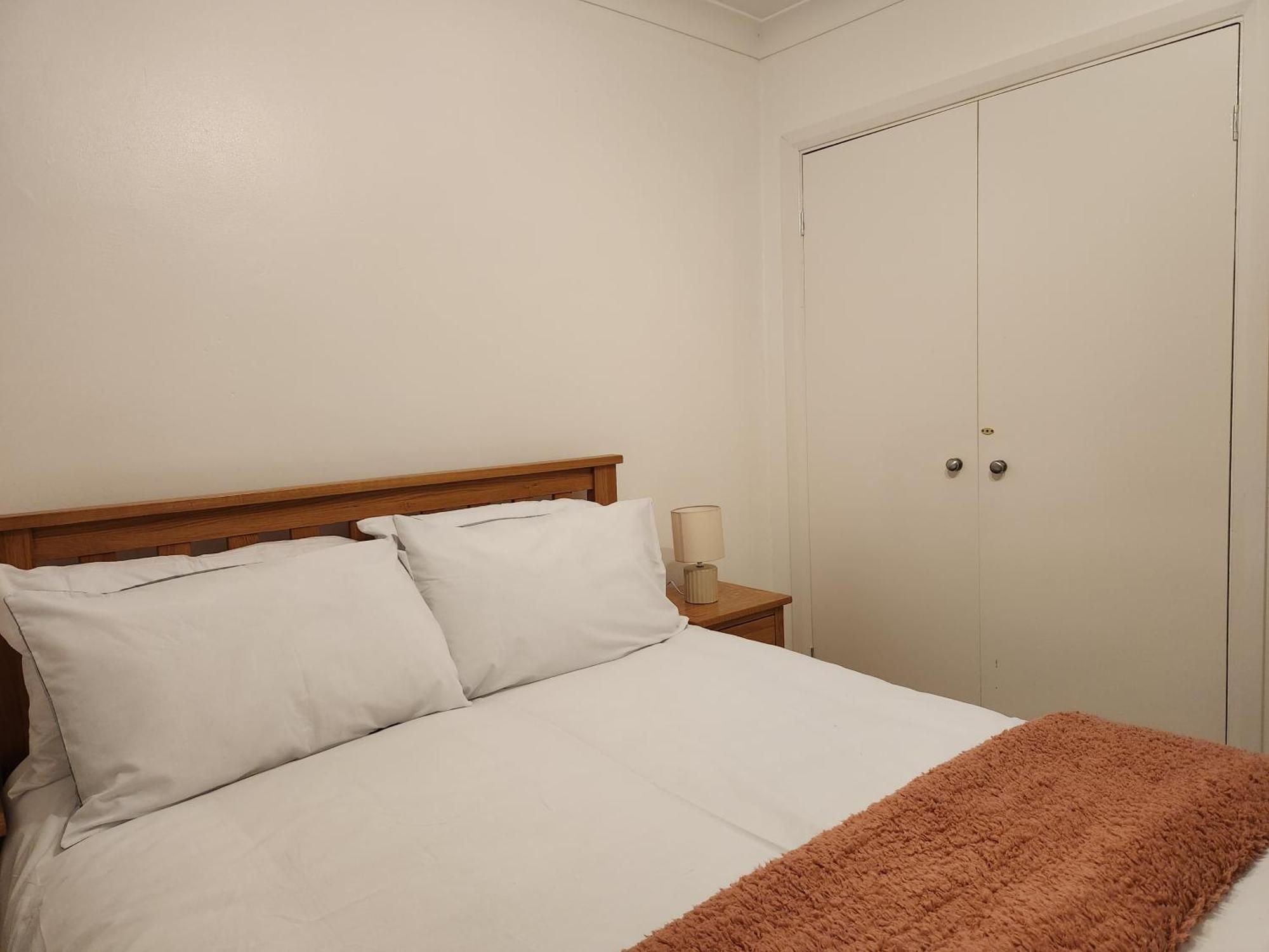 Elmdon House With 4 Spacious Bedrooms To Choose バーミンガム エクステリア 写真