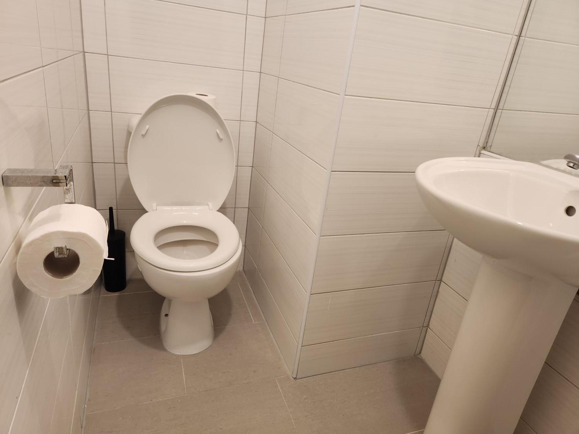 Elmdon House With 4 Spacious Bedrooms To Choose バーミンガム エクステリア 写真