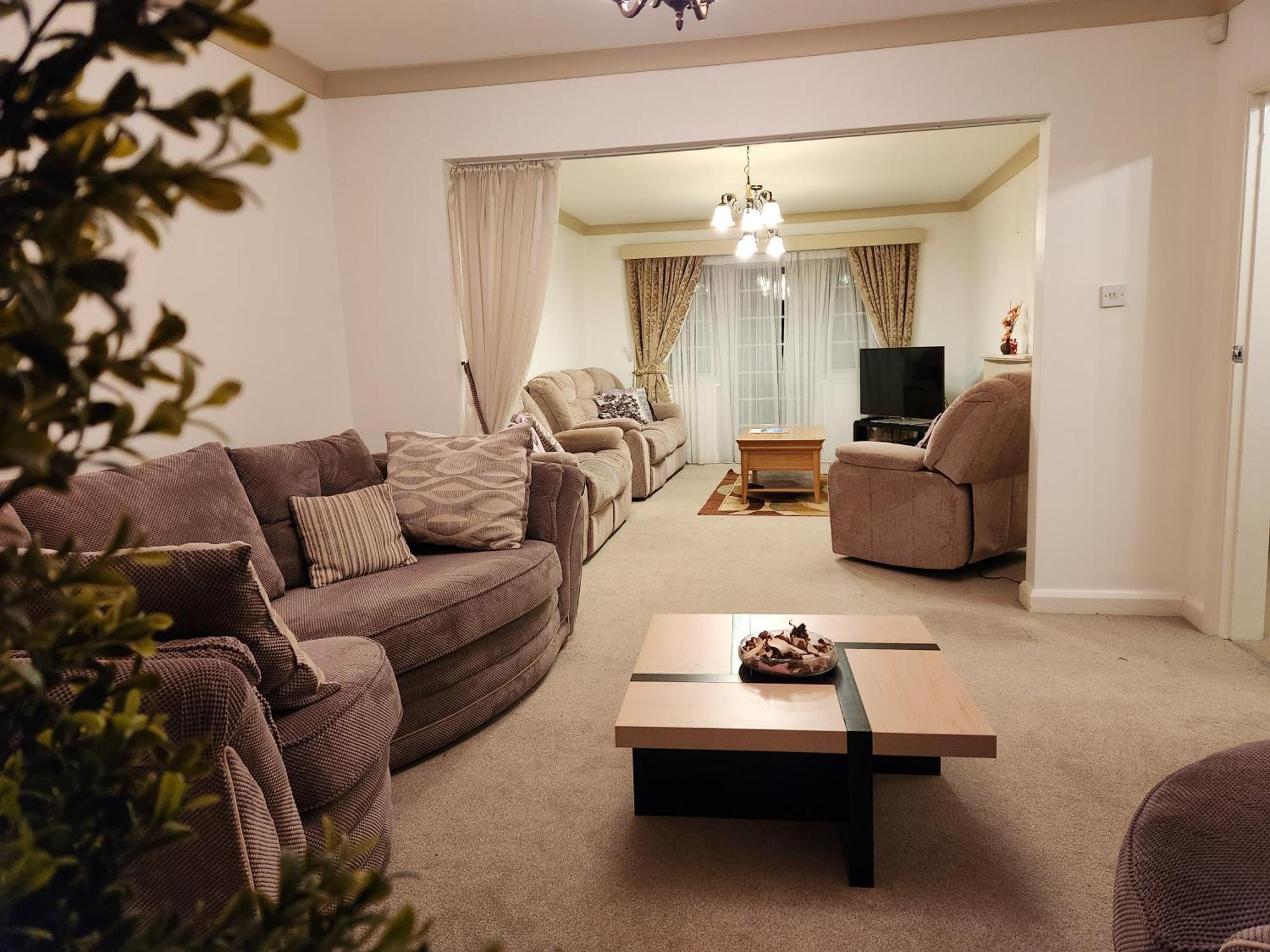 Elmdon House With 4 Spacious Bedrooms To Choose バーミンガム エクステリア 写真