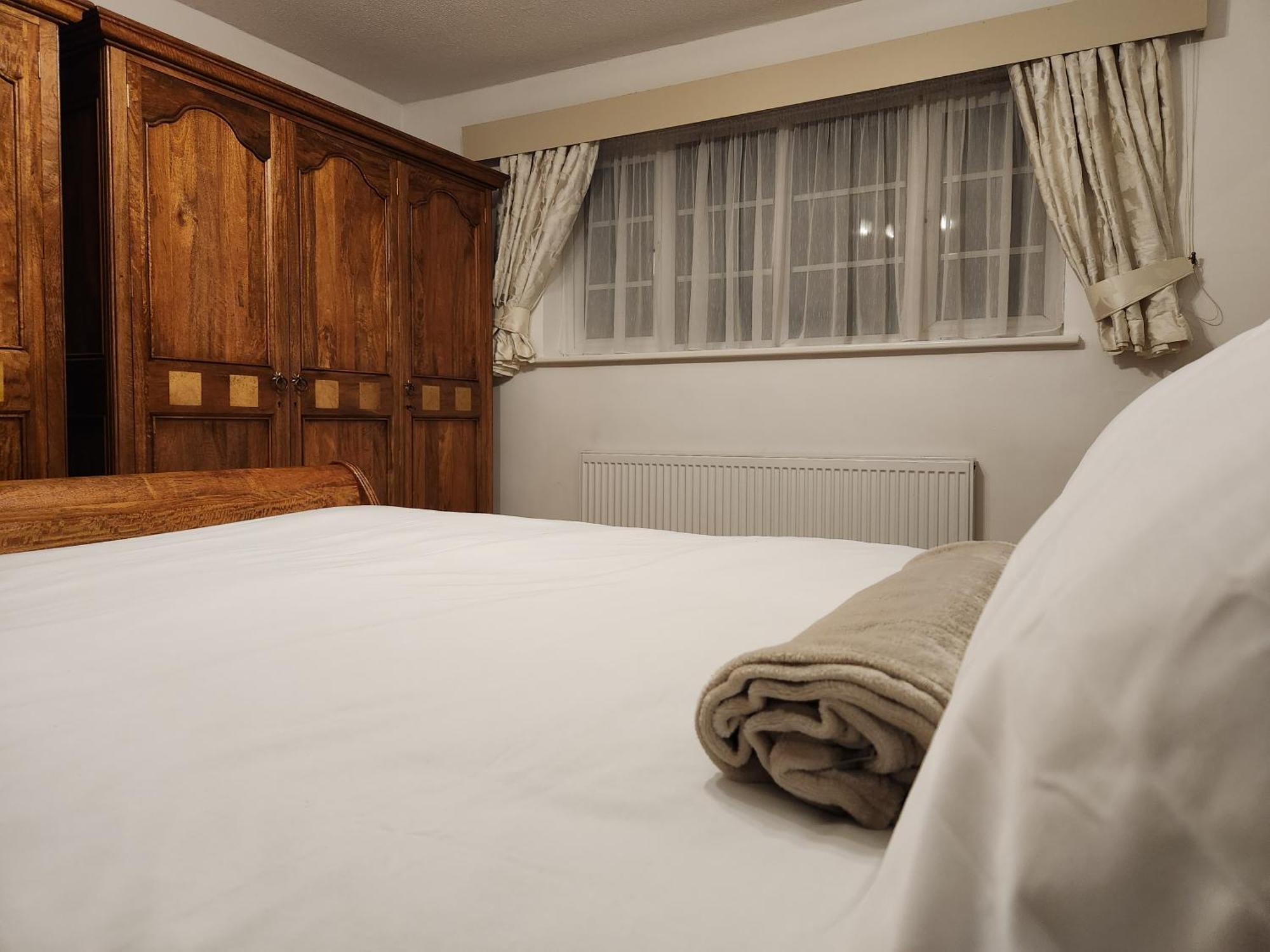 Elmdon House With 4 Spacious Bedrooms To Choose バーミンガム エクステリア 写真