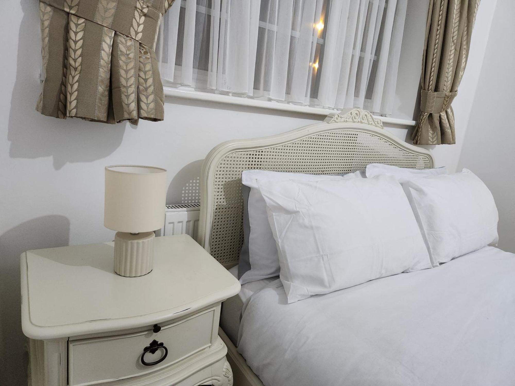 Elmdon House With 4 Spacious Bedrooms To Choose バーミンガム エクステリア 写真