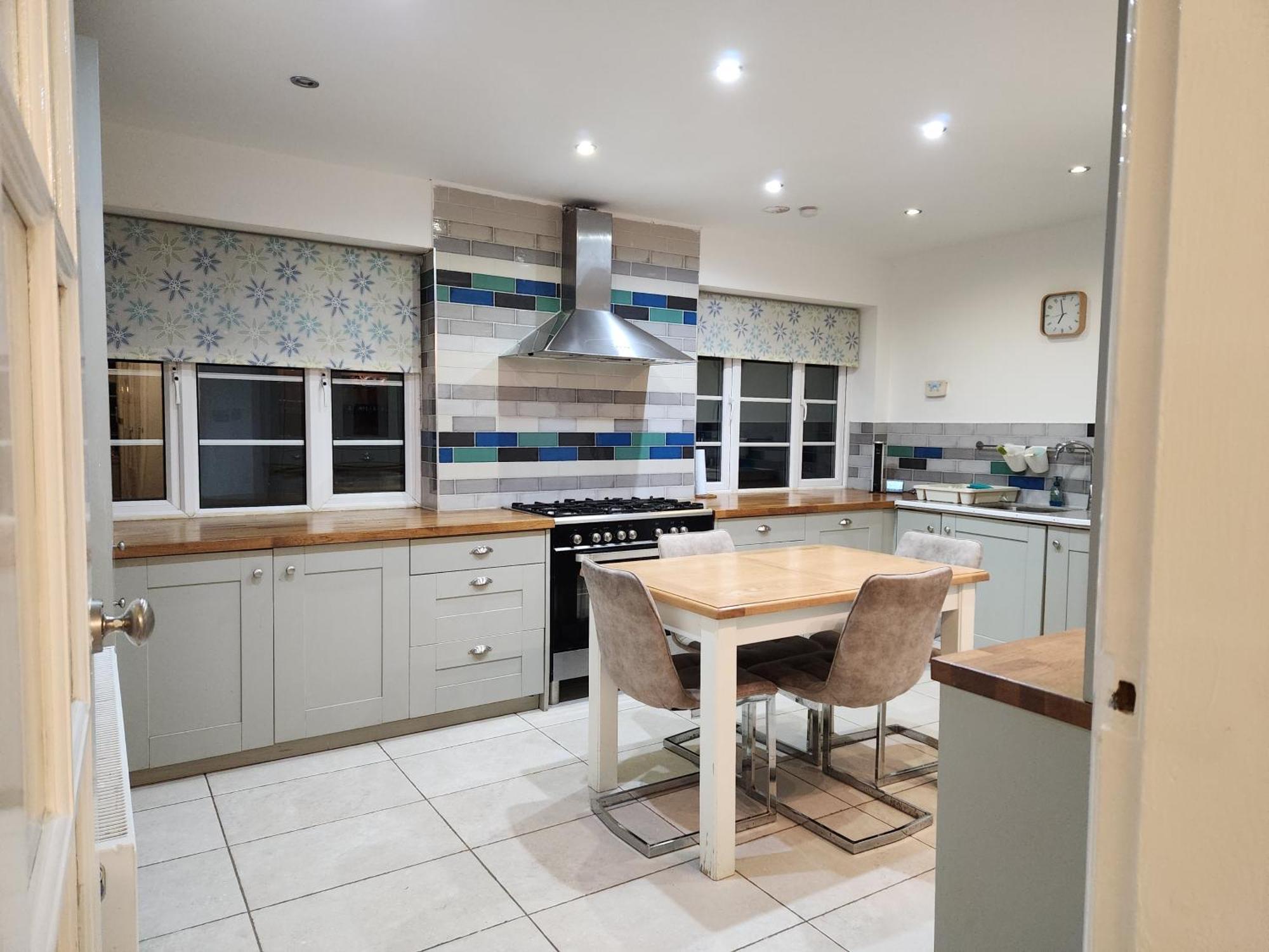 Elmdon House With 4 Spacious Bedrooms To Choose バーミンガム エクステリア 写真