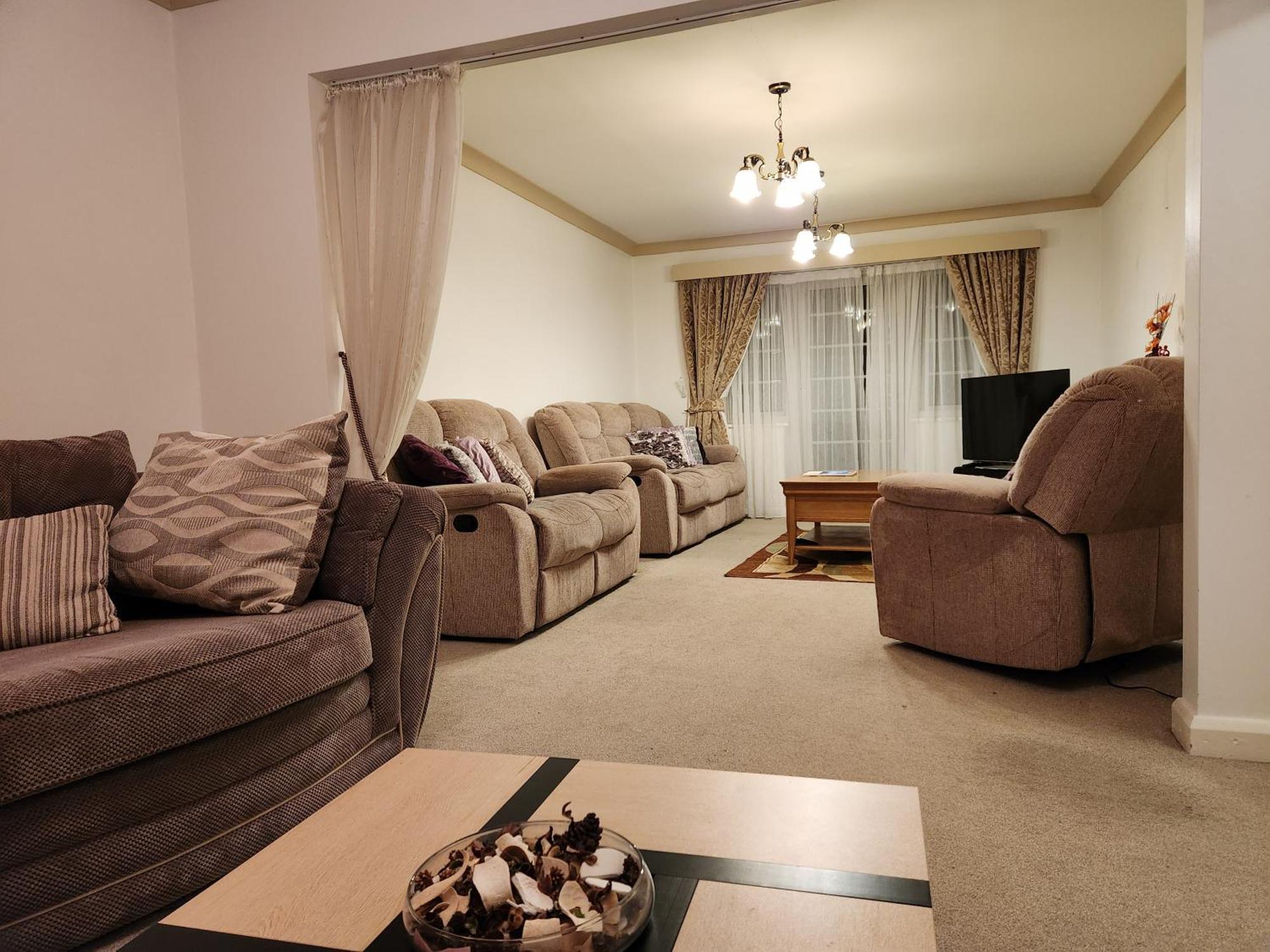 Elmdon House With 4 Spacious Bedrooms To Choose バーミンガム エクステリア 写真