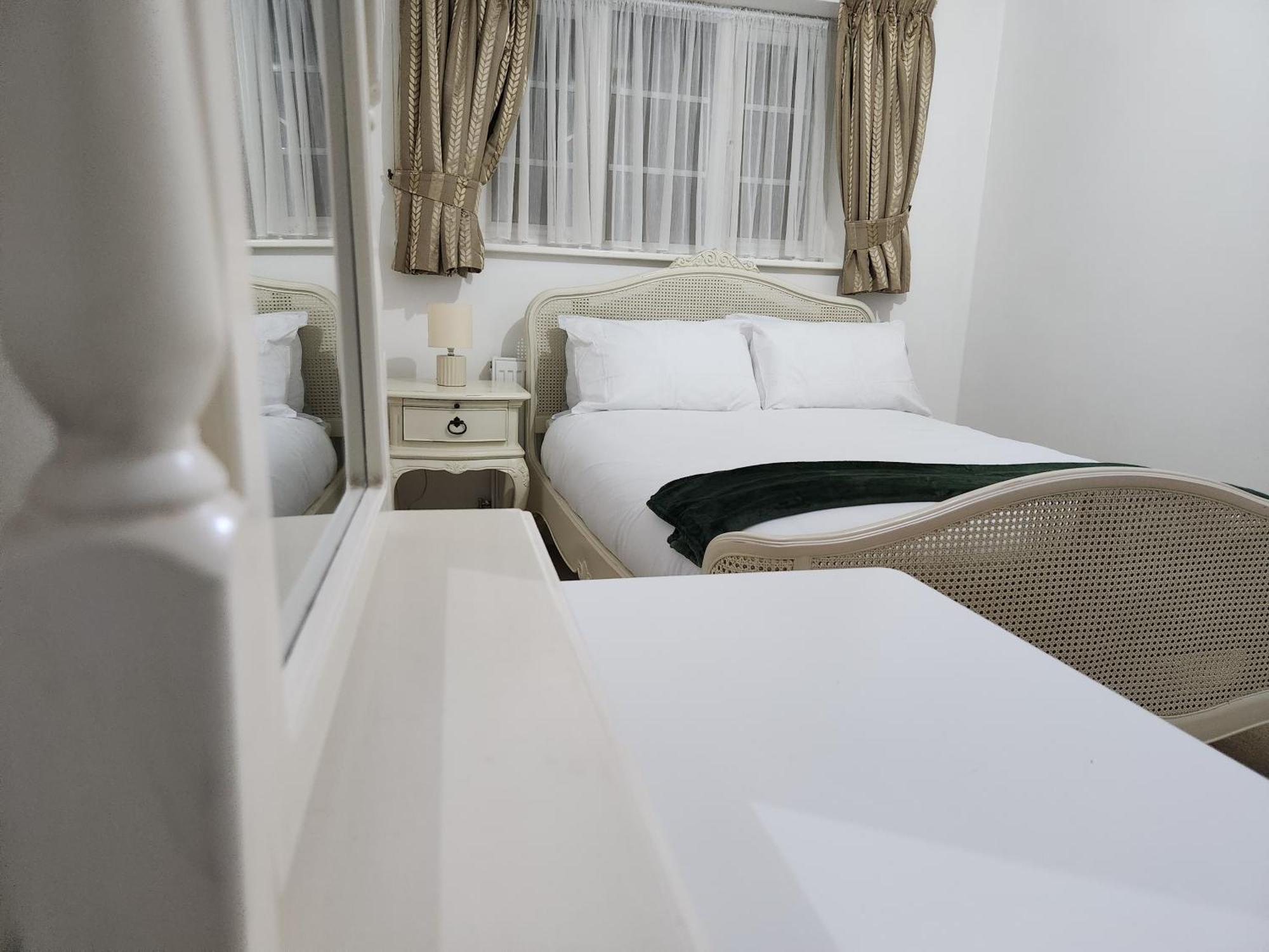 Elmdon House With 4 Spacious Bedrooms To Choose バーミンガム エクステリア 写真